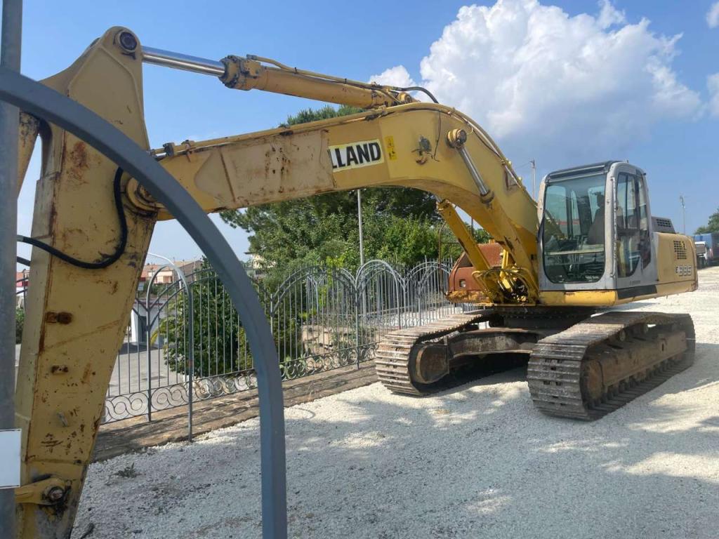 New Holland Kobelco 385 Photo 1