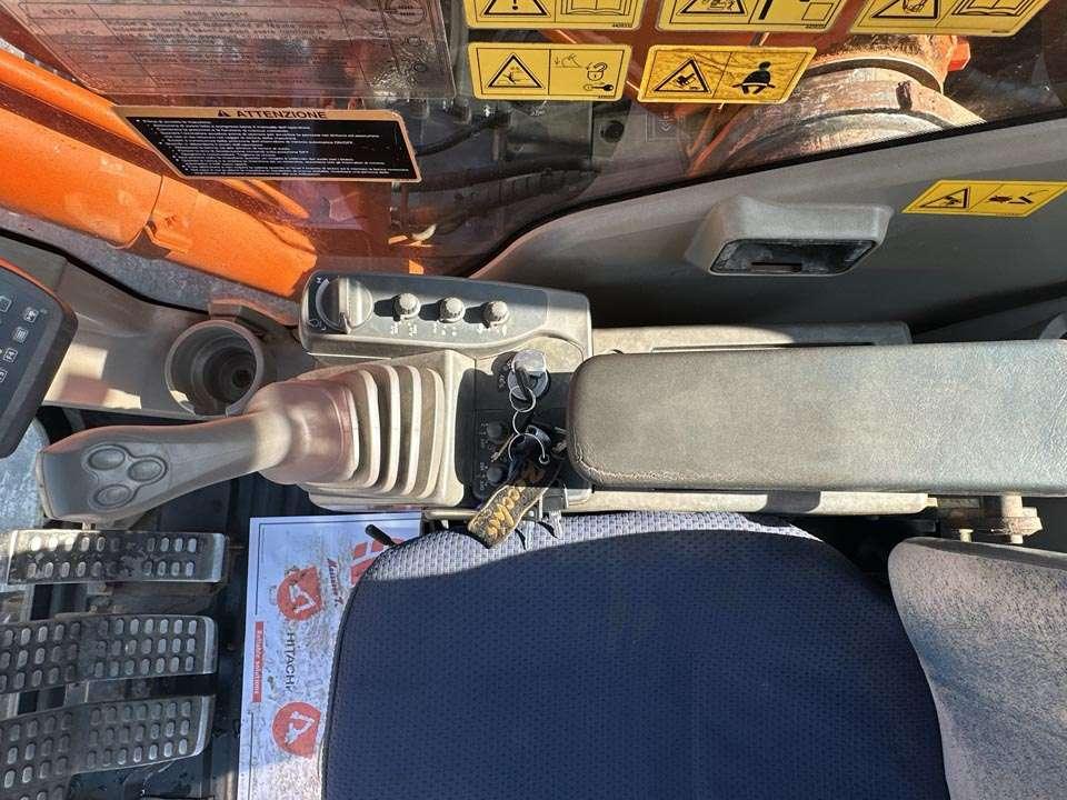 Hitachi ZX240N-3 Photo 14