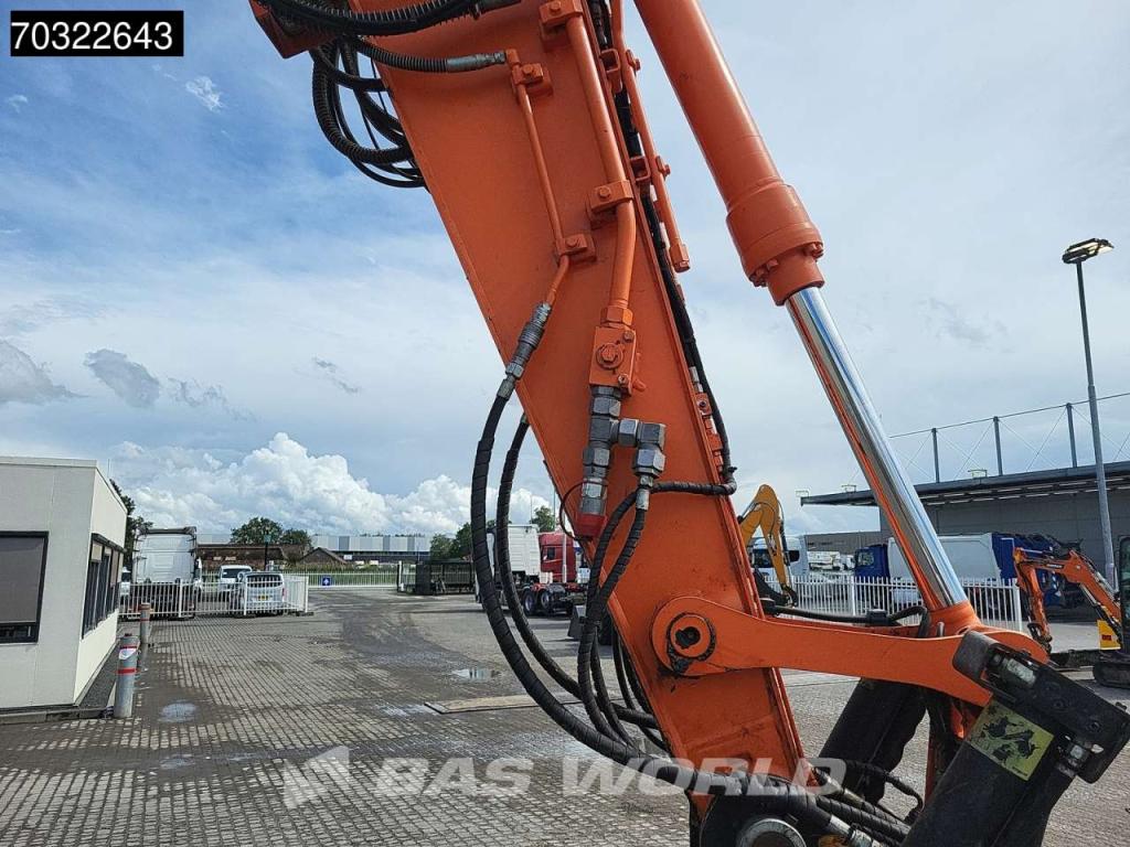Hitachi ZX140W -5B Photo 11