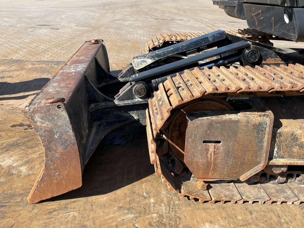 Hitachi ZX225USLC-6 Photo 12