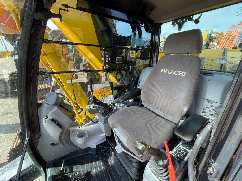 Hitachi ZX225USLC-6 Photo 22