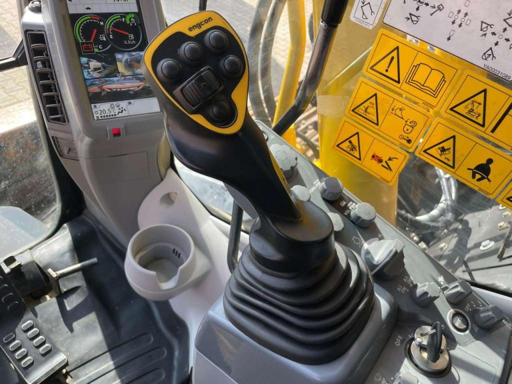 Hitachi ZX225USLC-6 Photo 23