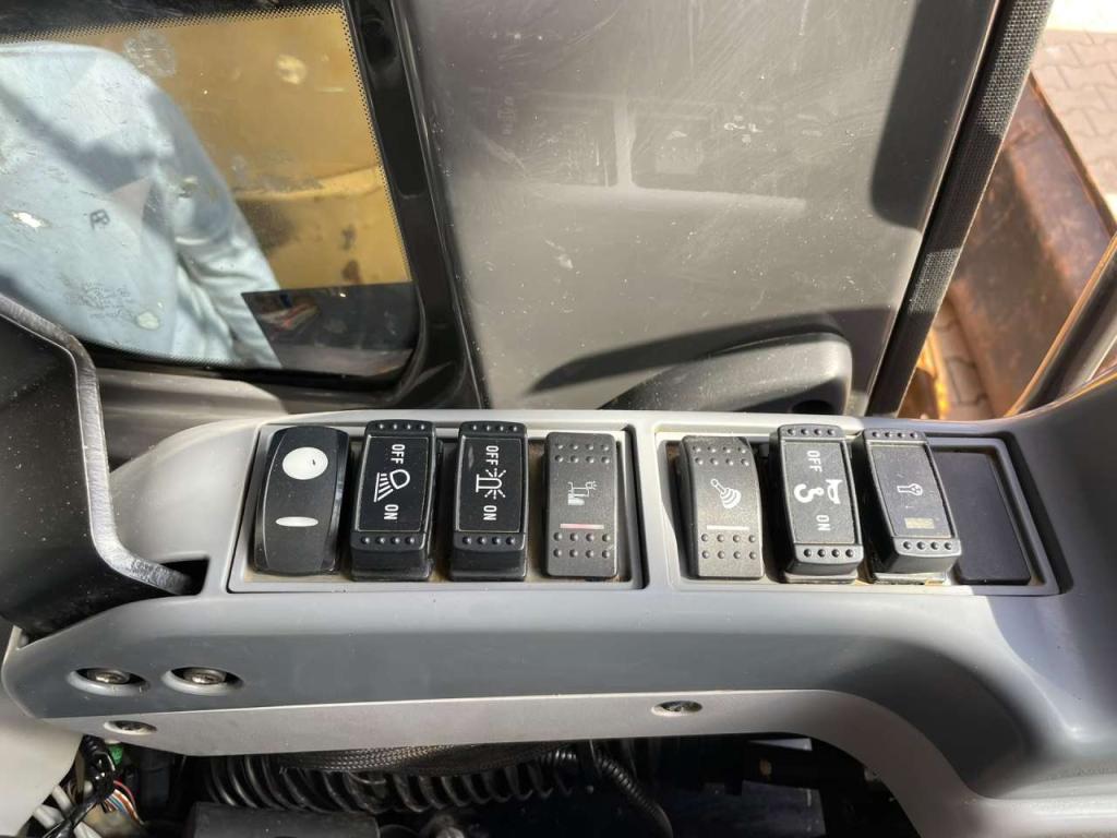 Hitachi ZX225USLC-6 Photo 27