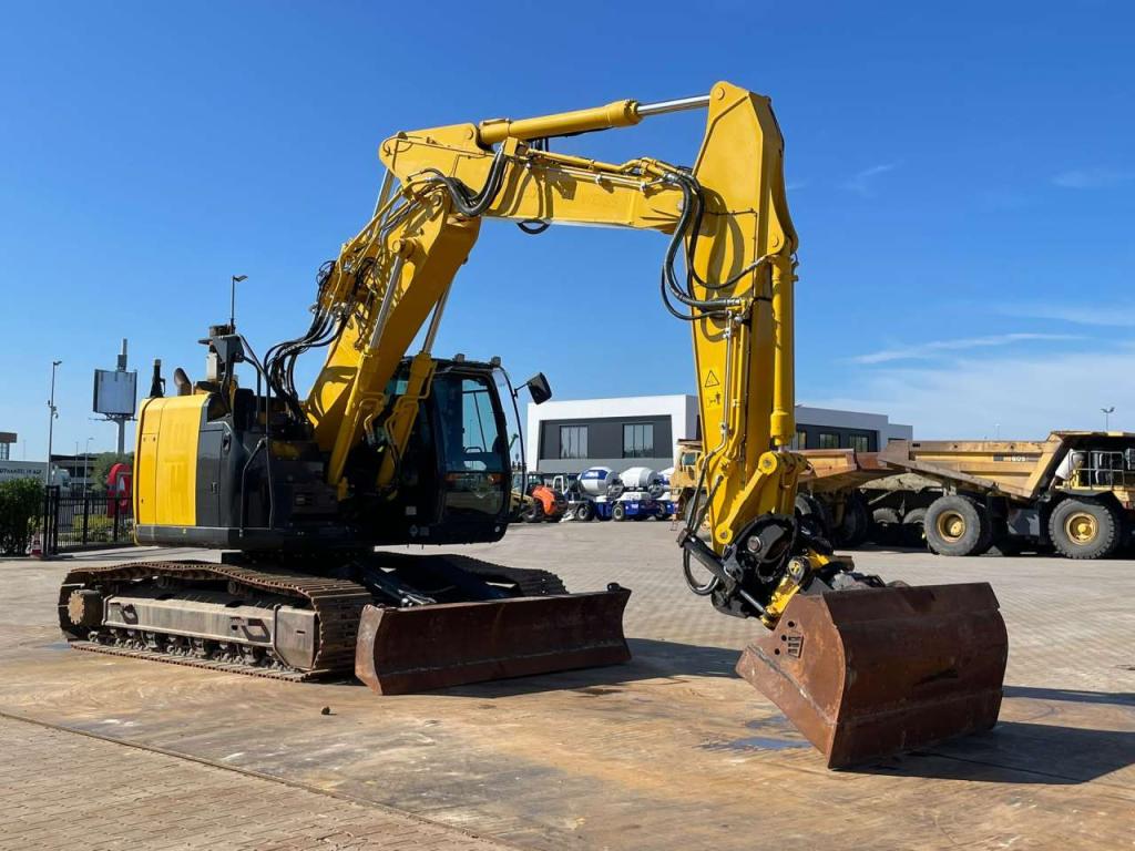 Hitachi ZX225USLC-6 Photo 7