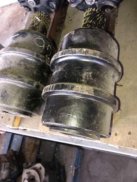 8E5600 Galets supérieurs pour Caterpillar 320 Photo 1