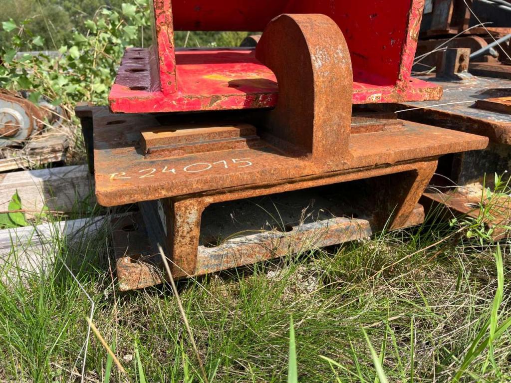 S2 for 25-32 ton excavators Attachment plate Photo 3