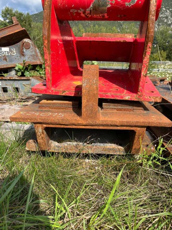 S2 for 25-32 ton excavators Attachment plate Photo 4