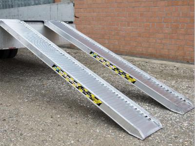 Coppia di rampe in alluminio Lunghezza 3.500 mm - Portata 2.100 kg en vente par Progetto Rampe