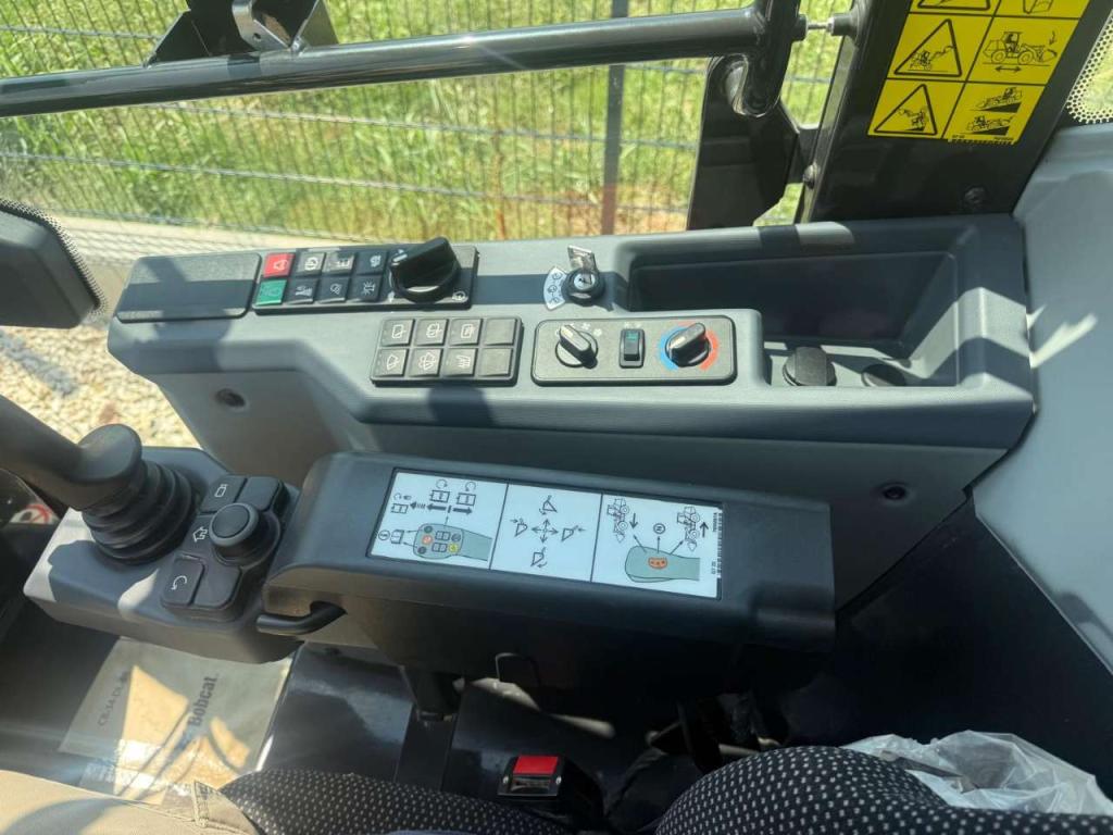 Bobcat L75 Photo 4
