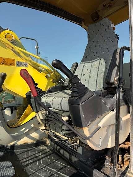 New Holland E245C Photo 18