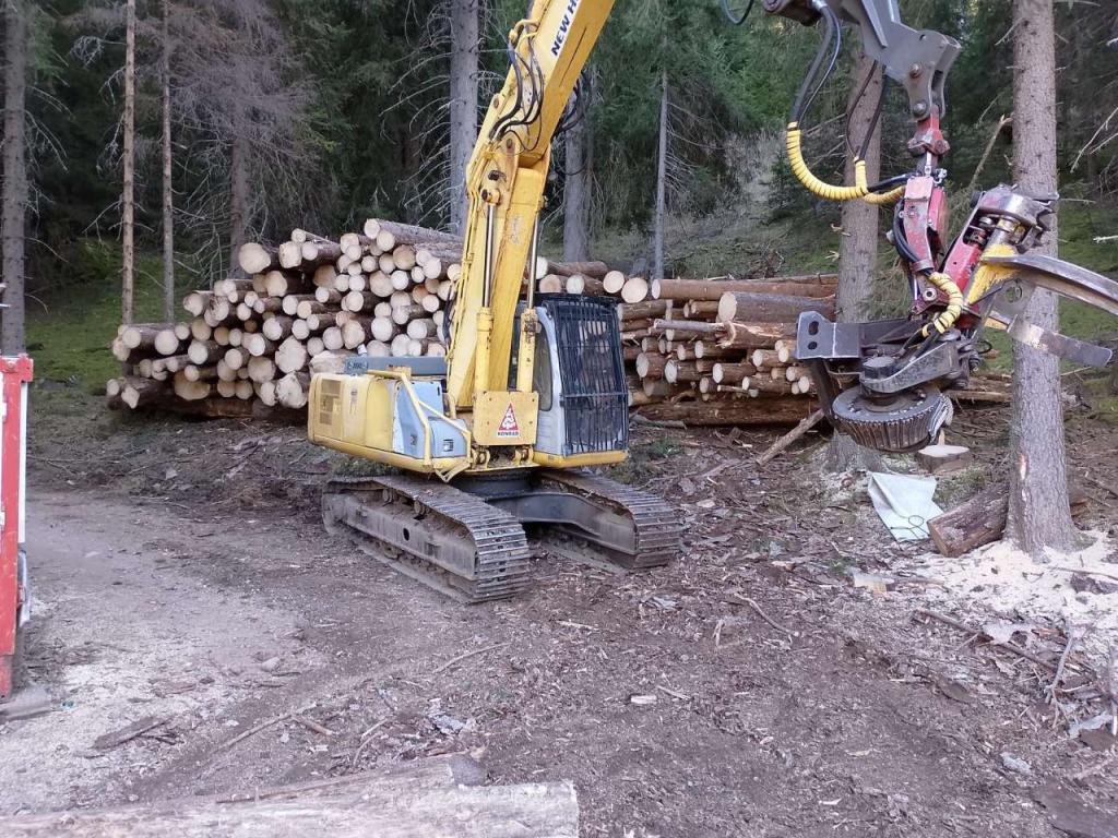 New Holland E245B Photo 2
