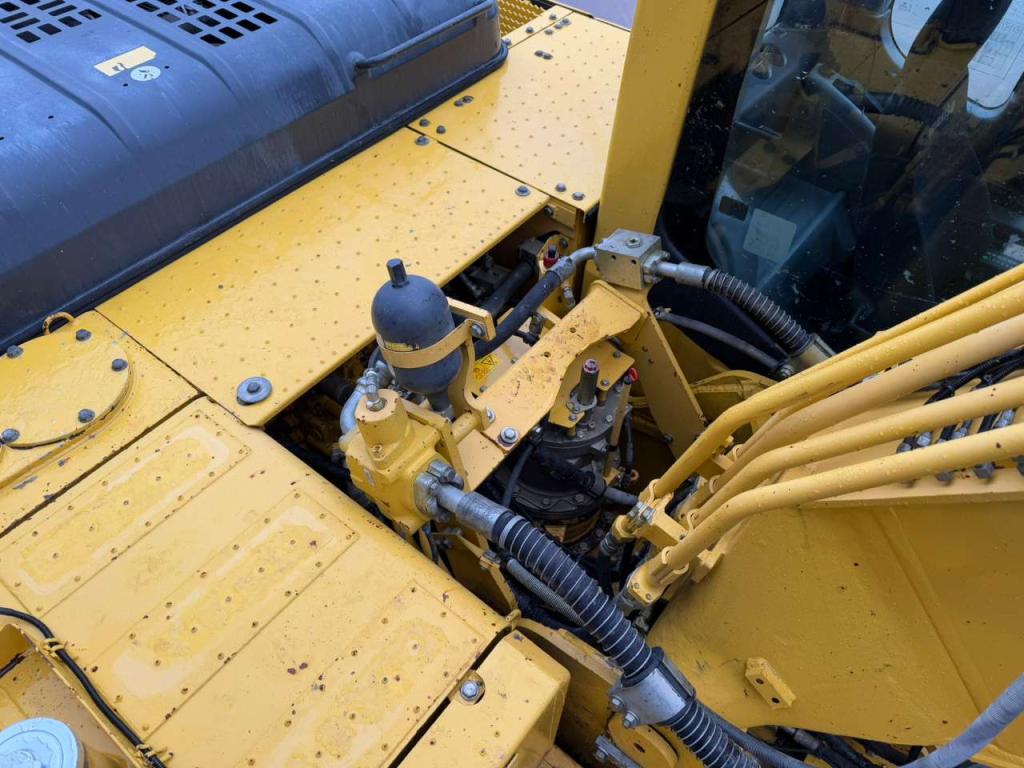 Komatsu HB215LC-1 HB Photo 25
