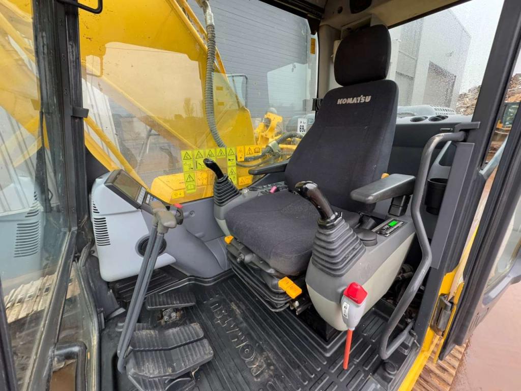 Komatsu HB215LC-1 HB Photo 26