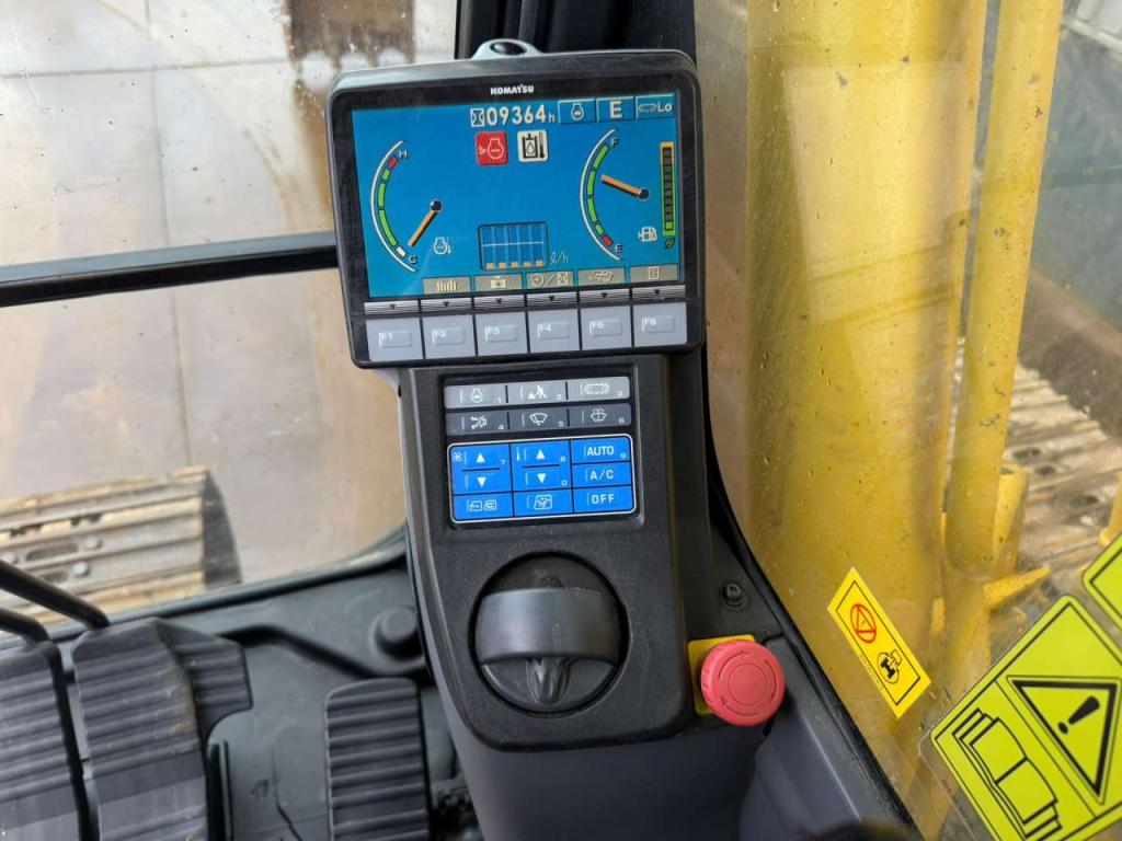 Komatsu HB215LC-1 HB Photo 8