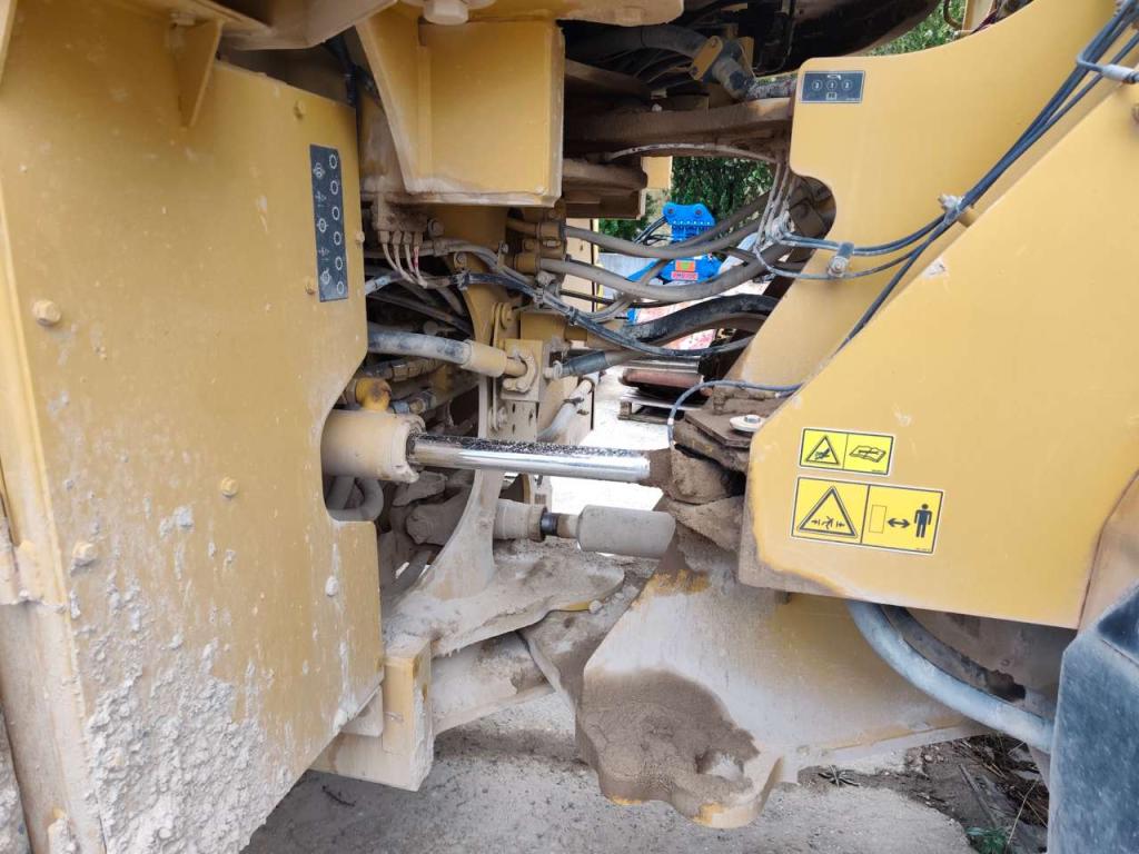 Caterpillar 966M Photo 9