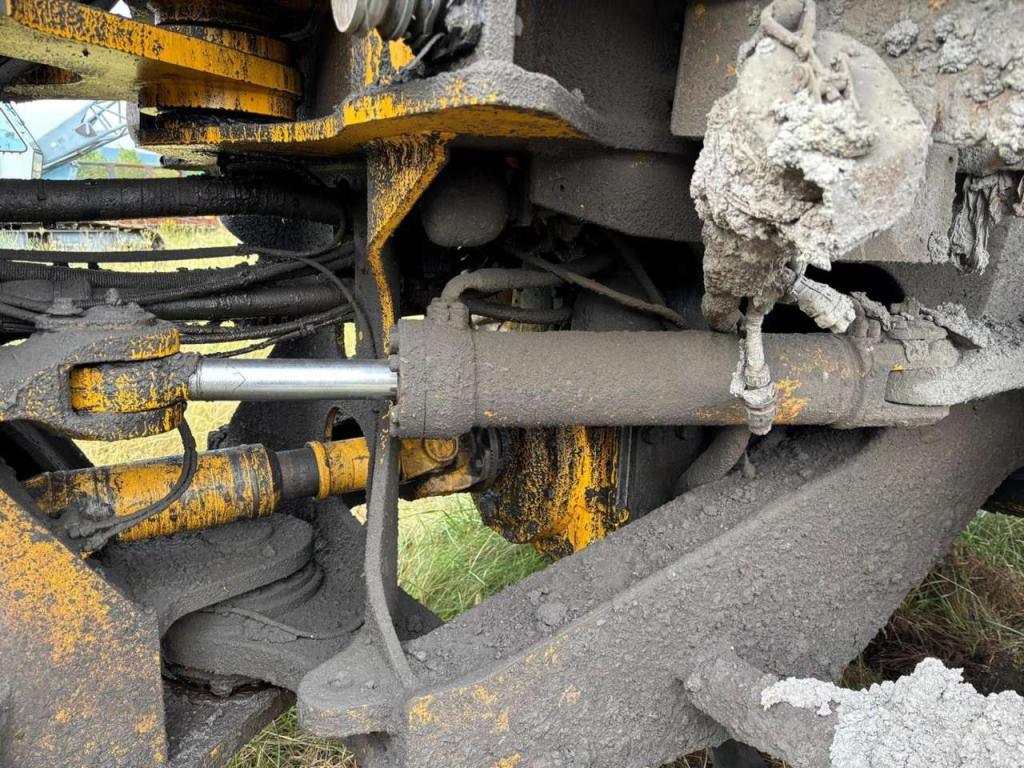 Volvo hydraulic cylinder for Volvo L180F and L180E. Photo 1