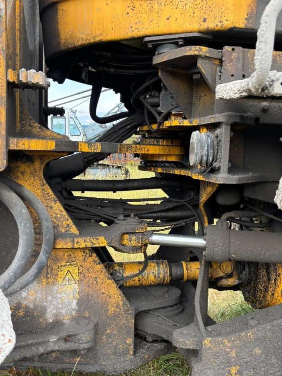Volvo hydraulic cylinder for Volvo L180F and L180E. Photo 3