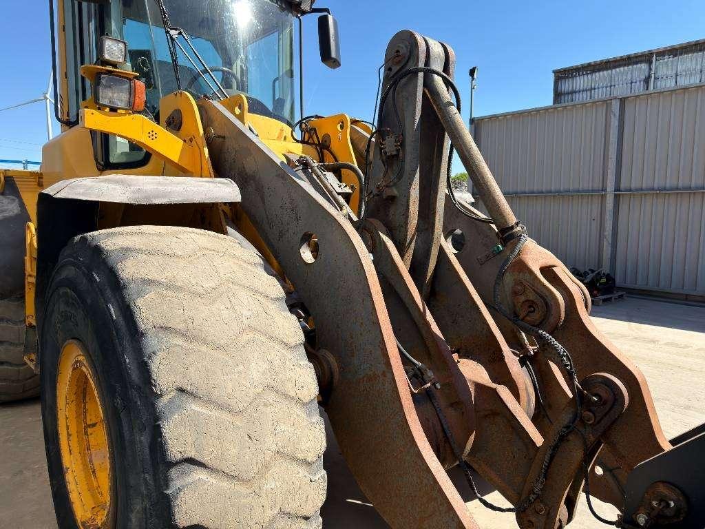 Volvo L120F Photo 16