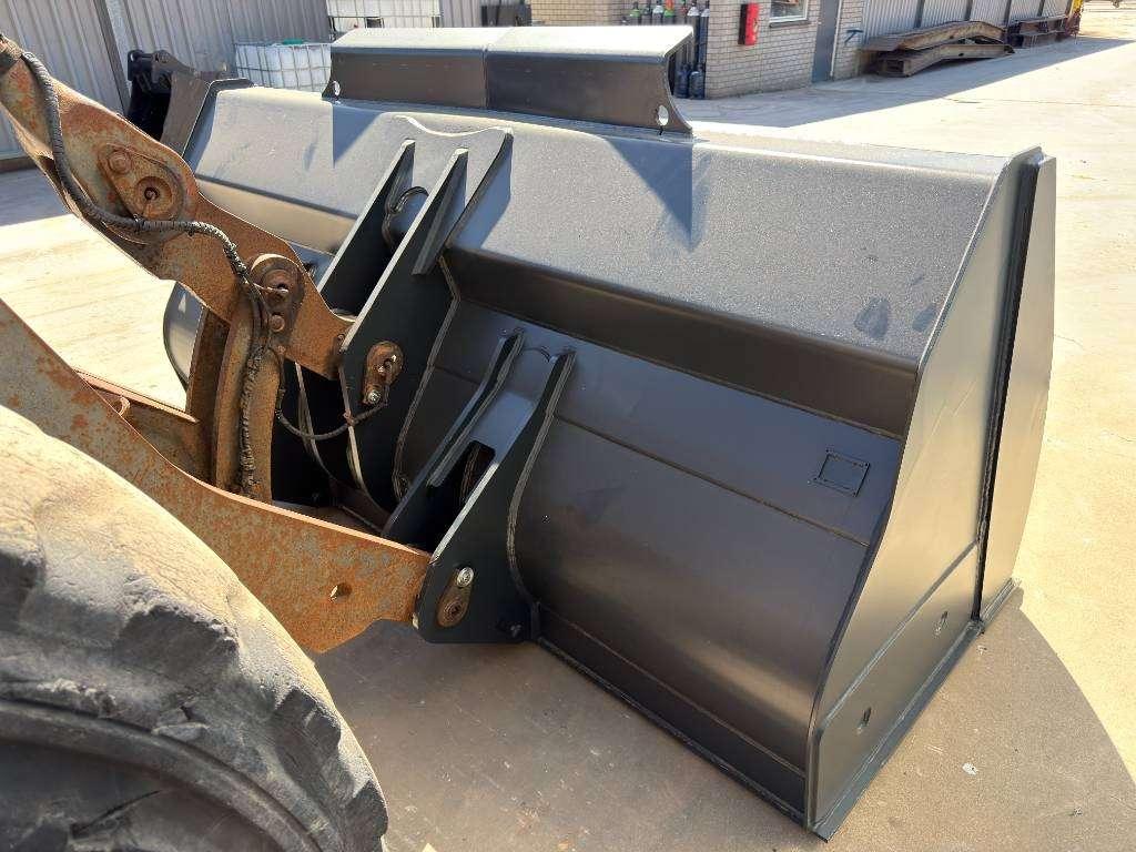 Volvo L120F Photo 17