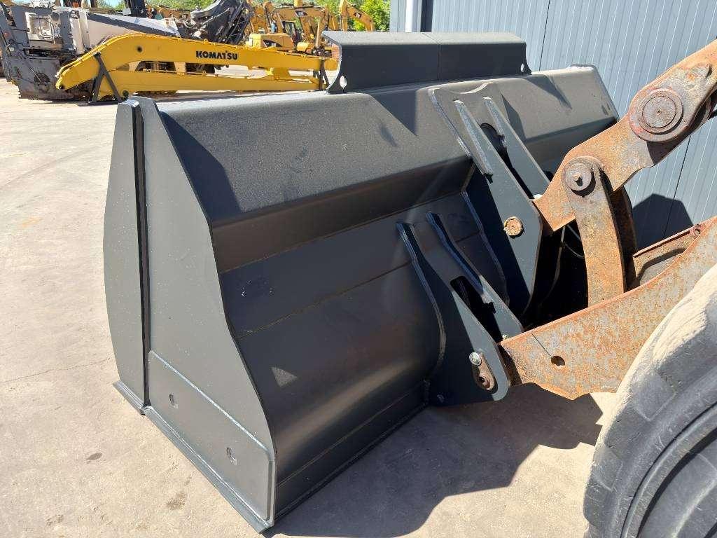 Volvo L120F Photo 19