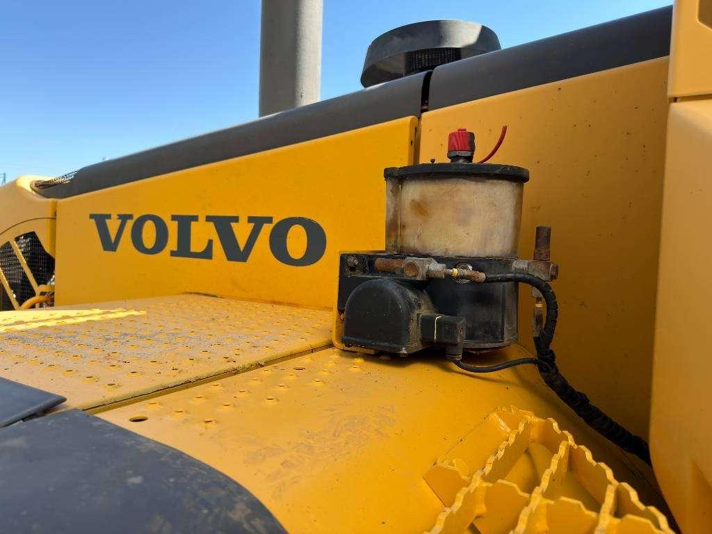 Volvo L120F Photo 23