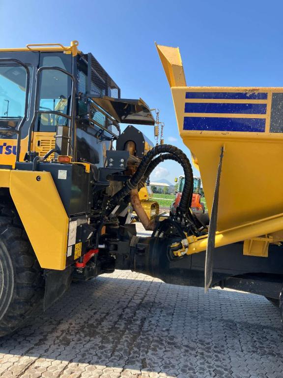 Komatsu HM300-5E0 Photo 2