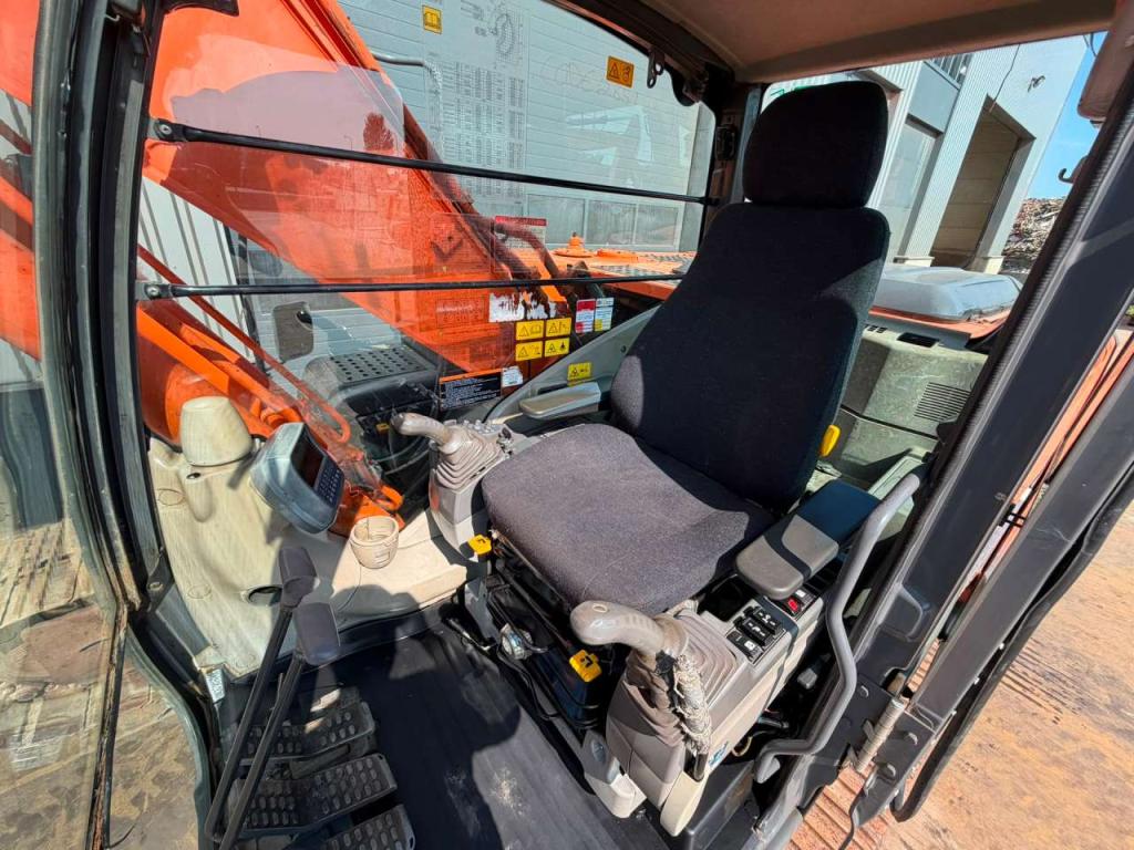 Hitachi ZX210LC-3 Photo 20