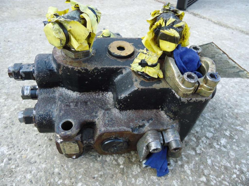 Distributeur de direction pour Fiat Kobelco/Fiat Hitachi W270 Photo 1