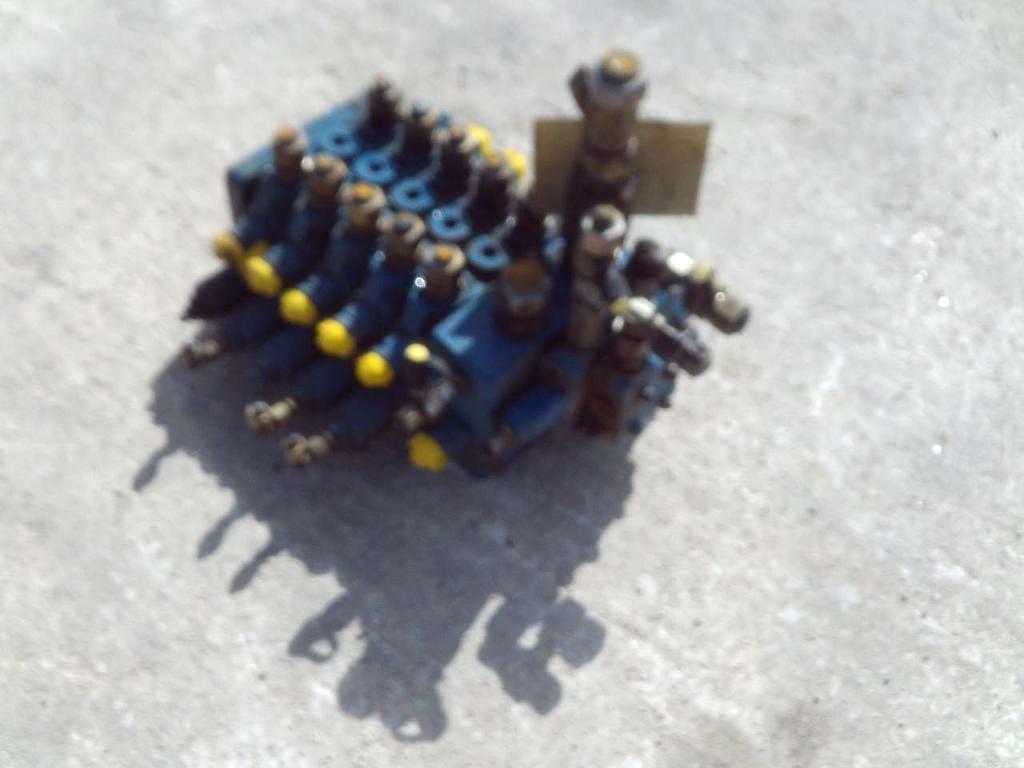 Distributeur hydraulique pour Mecalac 12MXT Photo 1