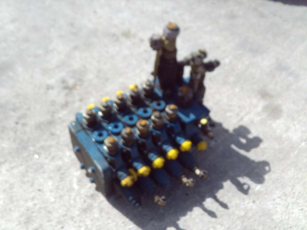 Distributeur hydraulique pour Mecalac 12MXT Photo 2