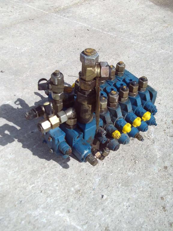 Distributeur hydraulique pour Mecalac 12MXT Photo 4