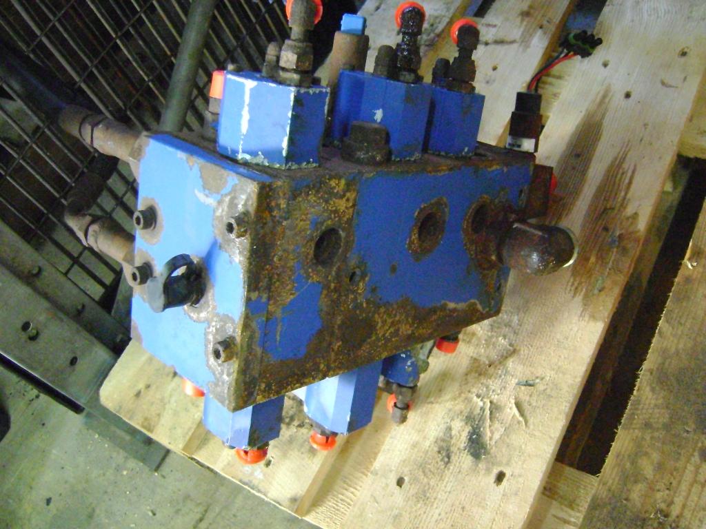 Distributeur hydraulique pour Fiat Kobelco W 130 Evo Photo 1