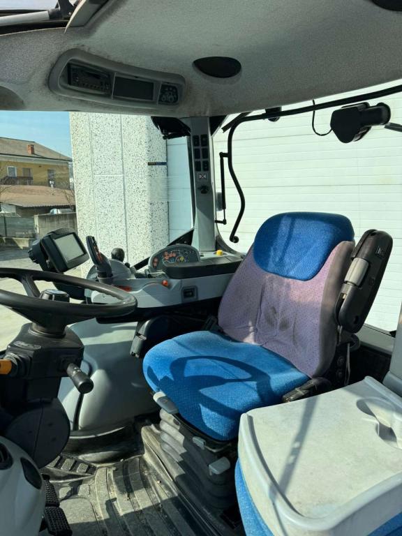 New Holland T7040 Photo 2