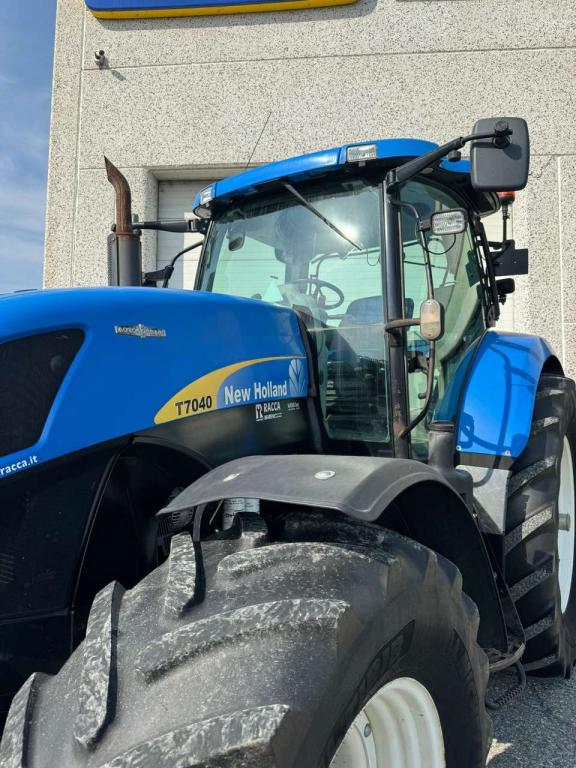 New Holland T7040 Photo 4