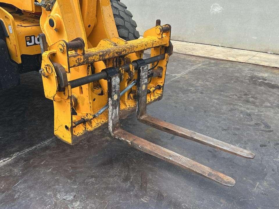 JCB AGROPLUS 560-80 Photo 9
