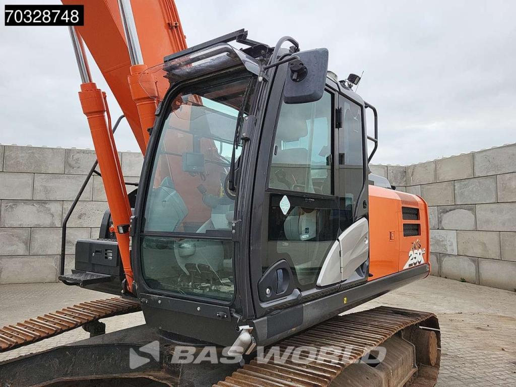 Hitachi ZX250 LC -6 Roto + Bucket Photo 11
