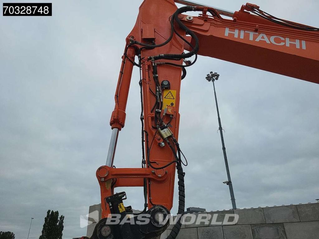Hitachi ZX250 LC -6 Roto + Bucket Photo 13