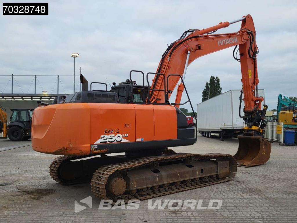 Hitachi ZX250 LC -6 Roto + Bucket Photo 5