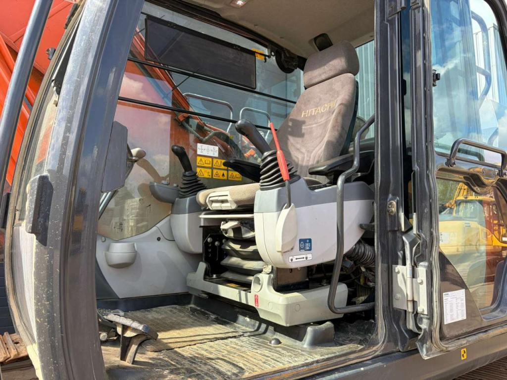 Hitachi ZX300LCN-6 Photo 20