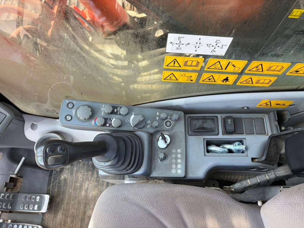 Hitachi ZX300LCN-6 Photo 24