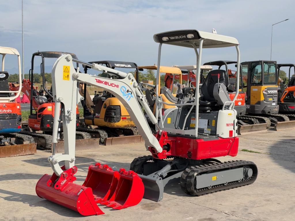 Takeuchi TB217R Photo 1