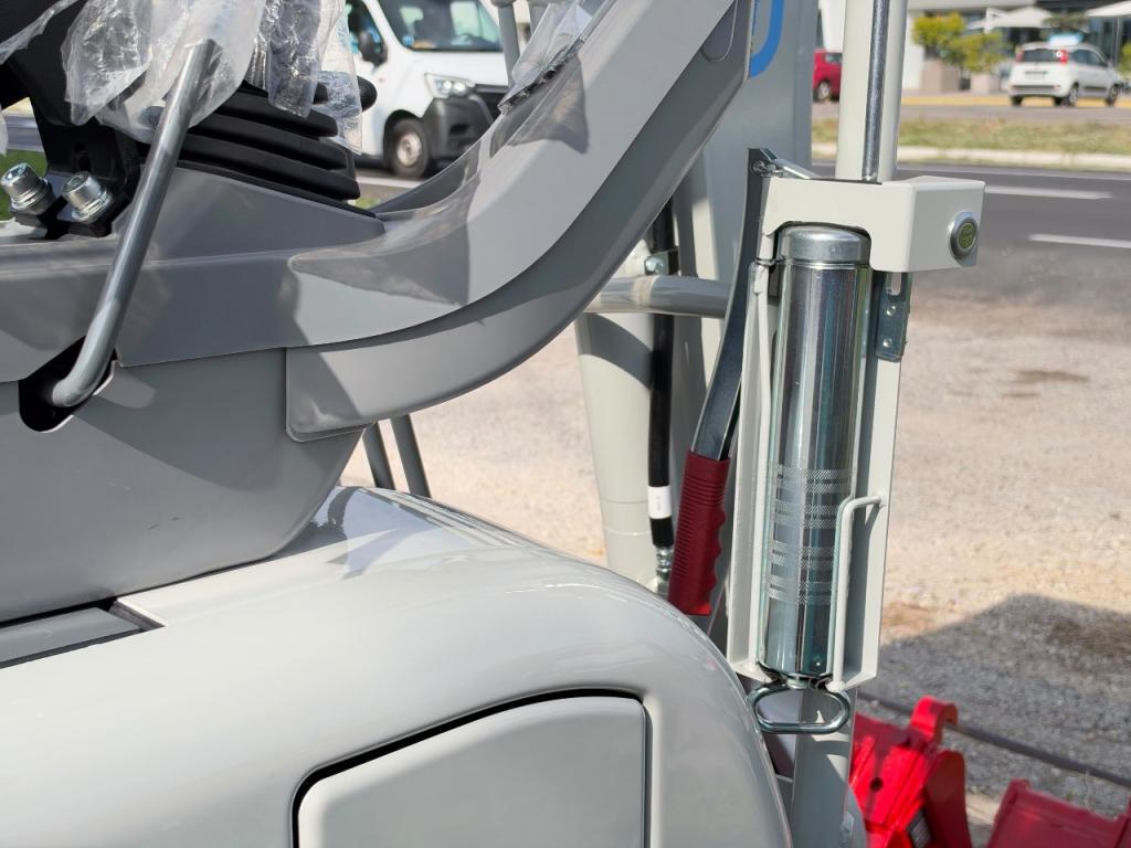 Takeuchi TB217R Photo 10