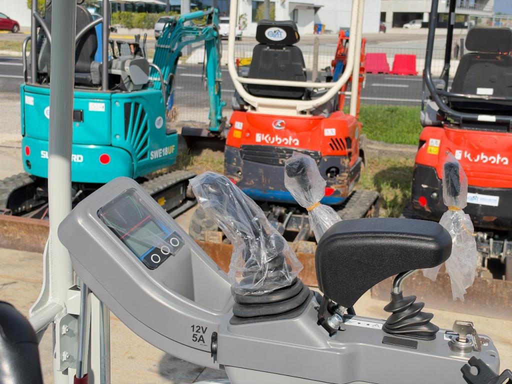 Takeuchi TB217R Photo 8
