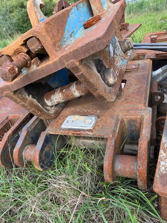S2 for 25-32 ton excavators Attachment plate Photo 2