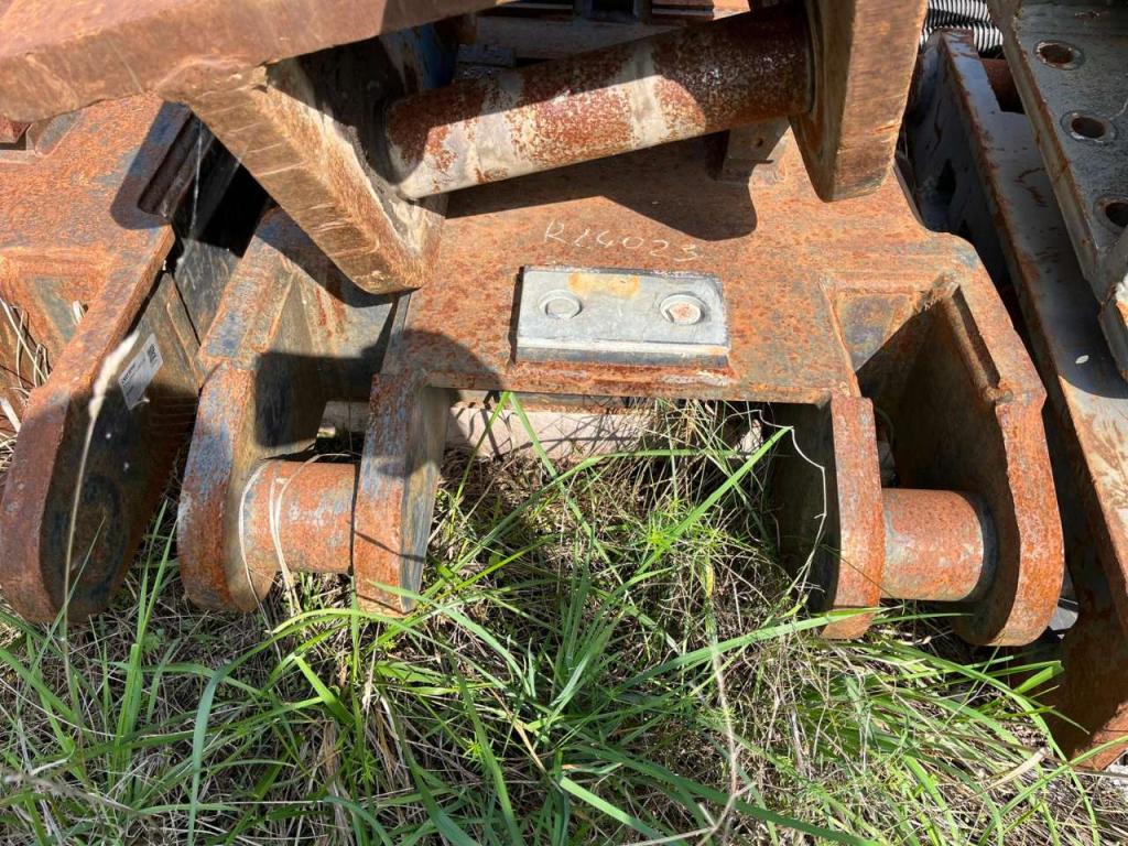 S2 for 25-32 ton excavators Attachment plate Photo 3