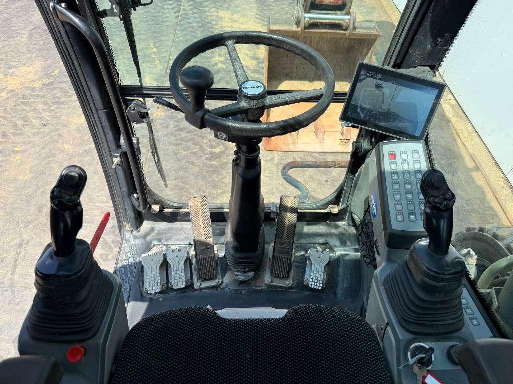 Liebherr A918 Compact Litronic - Likufix / Triple Boom Photo 9
