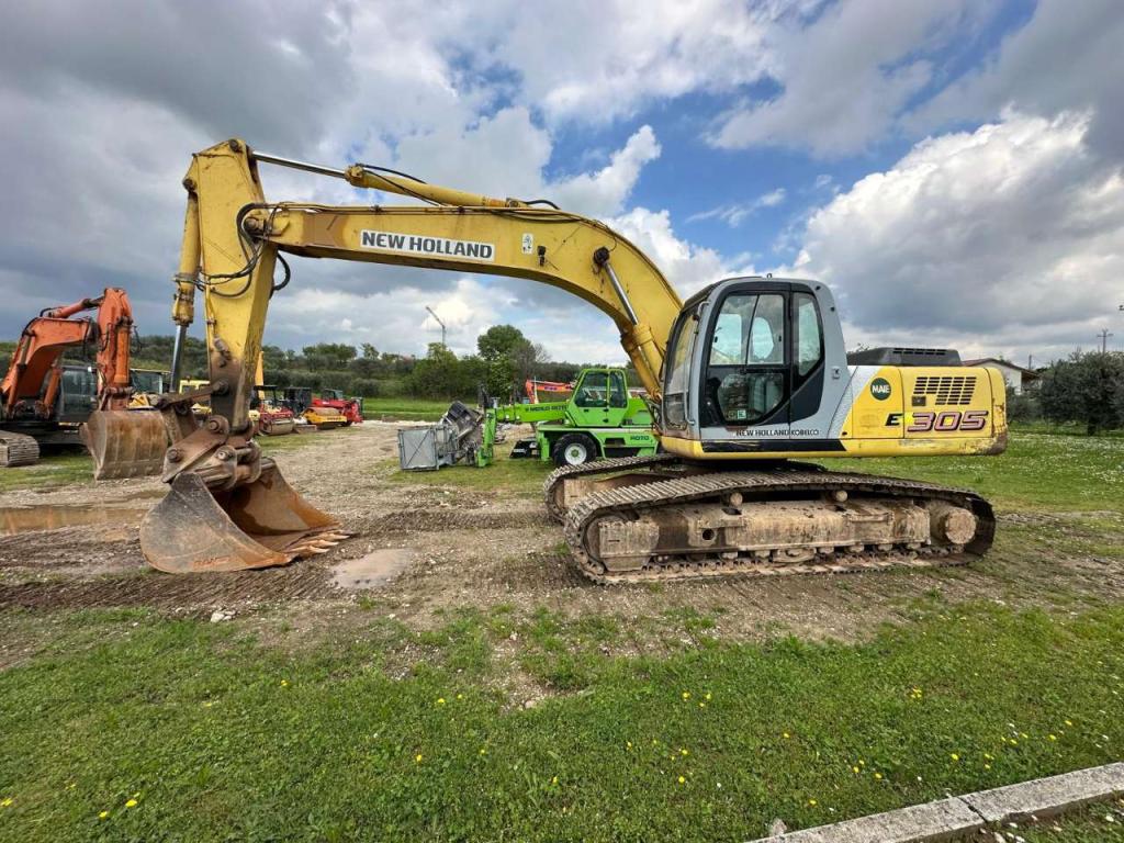 New Holland 305 Photo 1
