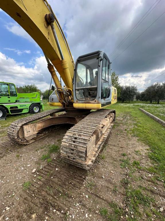 New Holland 305 Photo 3