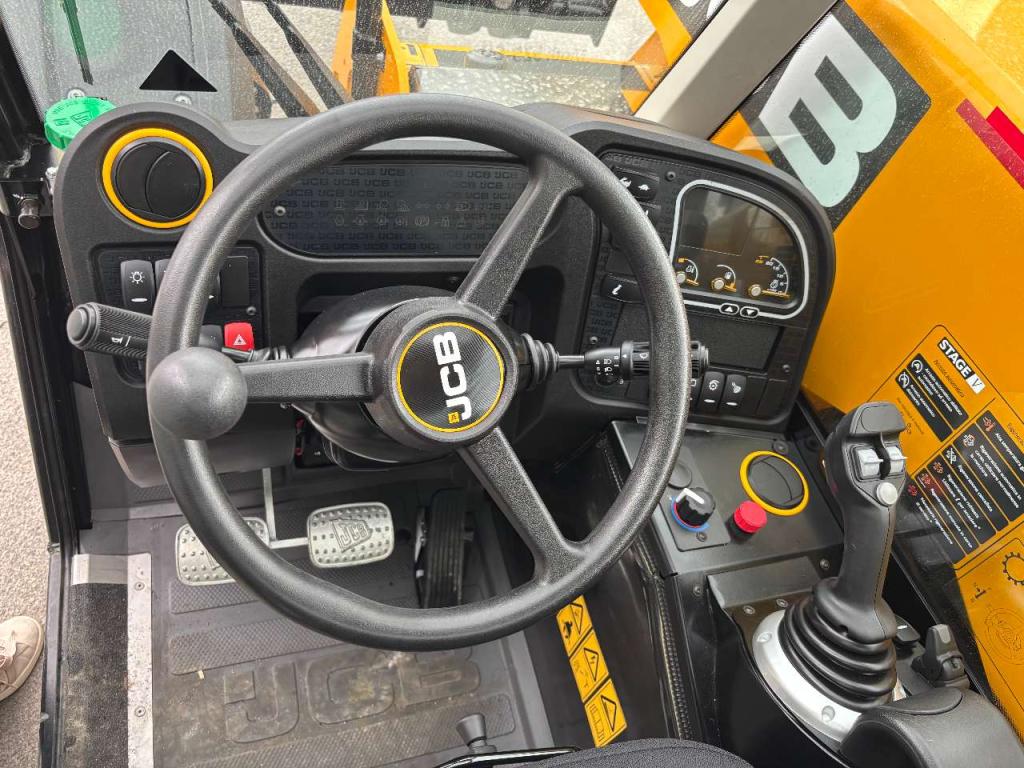 JCB 525-60 Hi-Viz Photo 12