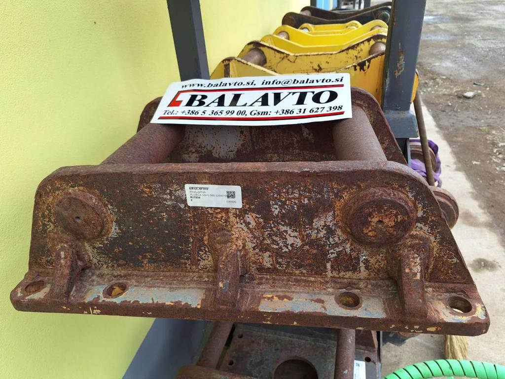 UNI70 for 12-18 ton excavators Attachment plate Photo 2